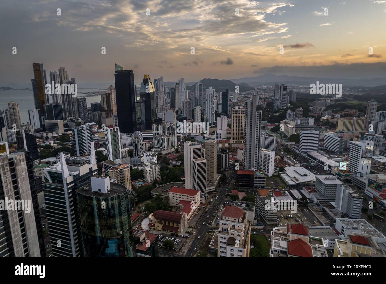 Wunderschöner Blick auf Panama City, seine Wolkenkratzergebäude, die Cinta Costera bei Sonnenuntergang Stockfoto