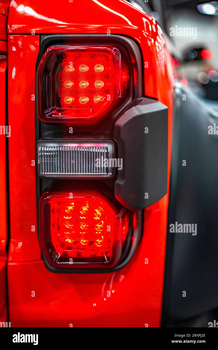 LED-Blinker in der hinteren Bremsleuchte des Fahrzeugs. Moderne Autolaterne  Stockfotografie - Alamy
