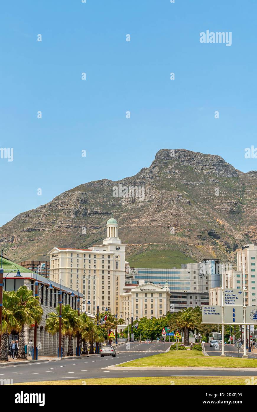 Stadtbild in der Innenstadt von Kapstadt, Südafrika, mit der Südlichen Sonne das Cullinan Hotel im Hintergrund Stockfoto