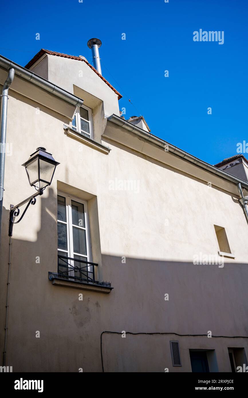 Wohnhäuser mit plastischen Reliefs, Fensterläden aus Holz, improvisierte Balkon und Dachboden Add-ons Strukturen zieht Massen von Touristen nach Paris wi Stockfoto