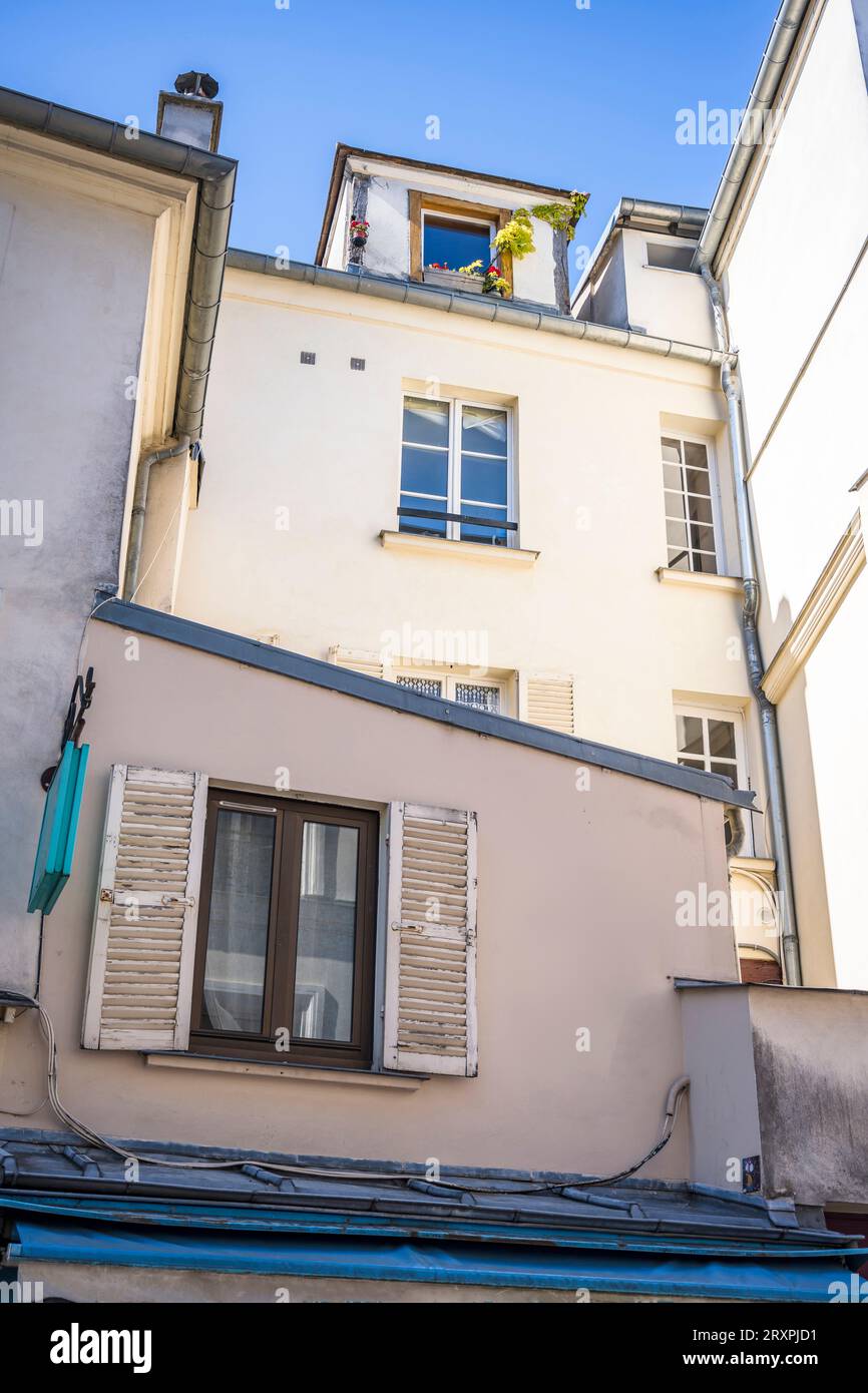 Wohnhäuser mit plastischen Reliefs, Fensterläden aus Holz, improvisierte Balkon und Dachboden Add-ons Strukturen zieht Massen von Touristen nach Paris wi Stockfoto