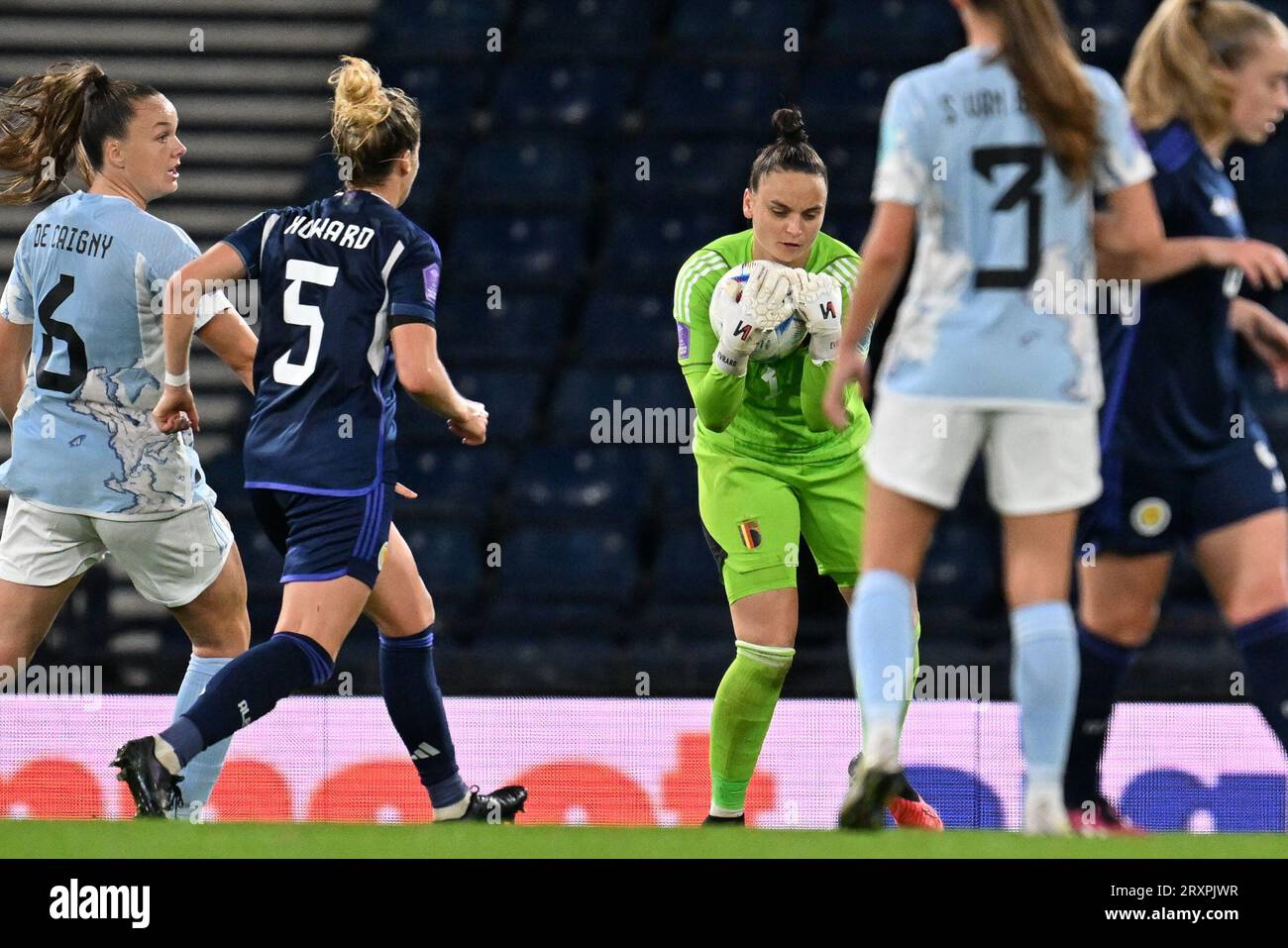 Glasgow, Großbritannien. September 2023 26. Der belgische Torhüter Nicky Evrard zeigte sich in Aktion während eines Spiels zwischen Schottland und der belgischen Frauenteam The Red Flames, Spiel 2/6 beim UEFA Women's Nations League Wettbewerb 2023-24, am Dienstag, den 26. September 2023, in Glasgow, Schottland. BELGA FOTO DAVID CATRY Credit: Belga News Agency/Alamy Live News Stockfoto