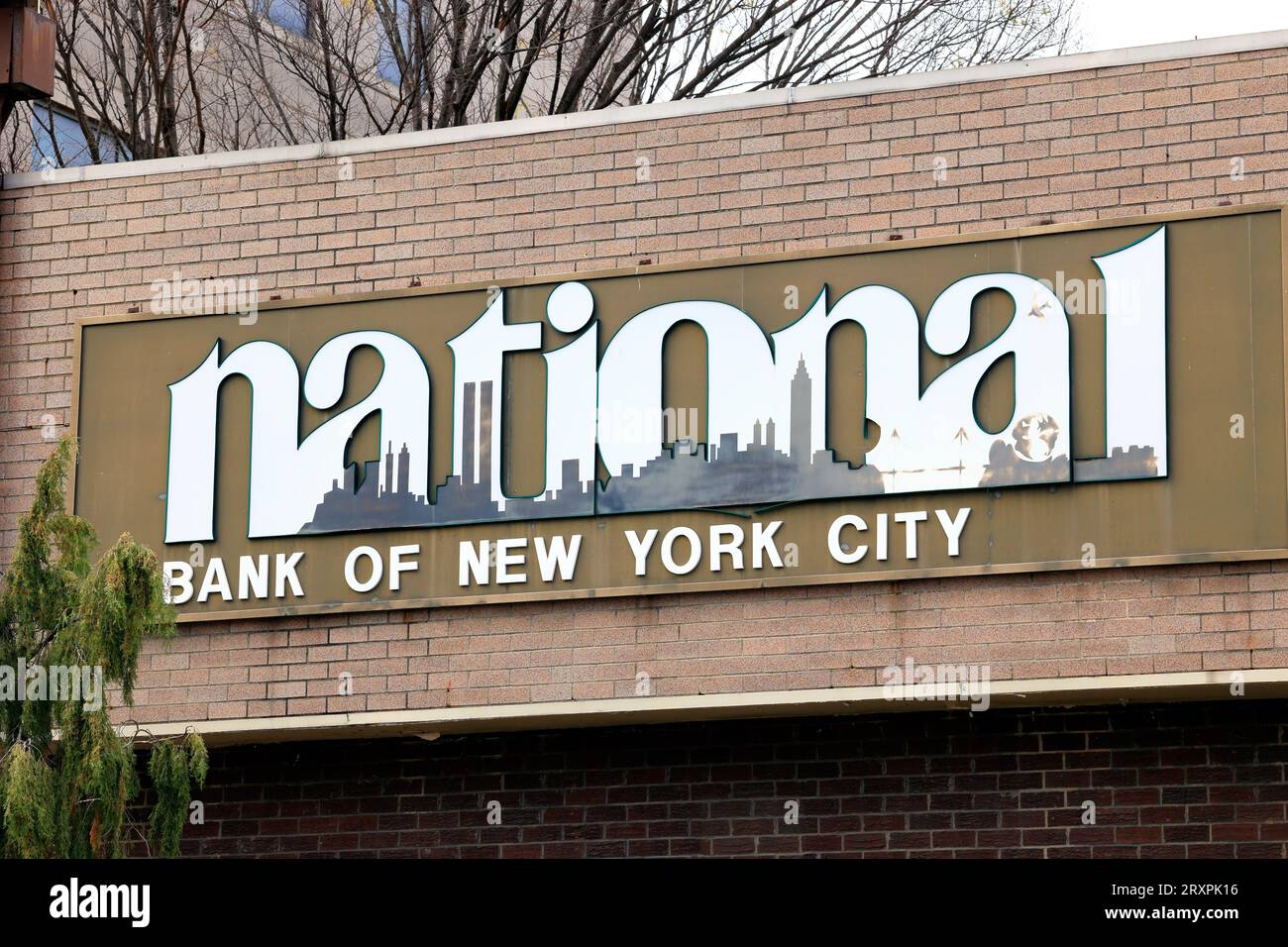 Beschilderung für National Bank of New York City, 136-29 38th Ave, Flushing, Queens, New York City. Stockfoto