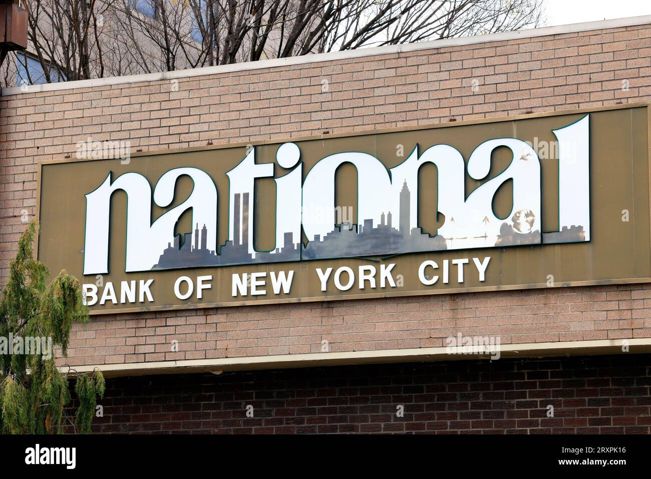Beschilderung für National Bank of New York City, 136-29 38th Ave, Flushing, Queens, New York City. Stockfoto
