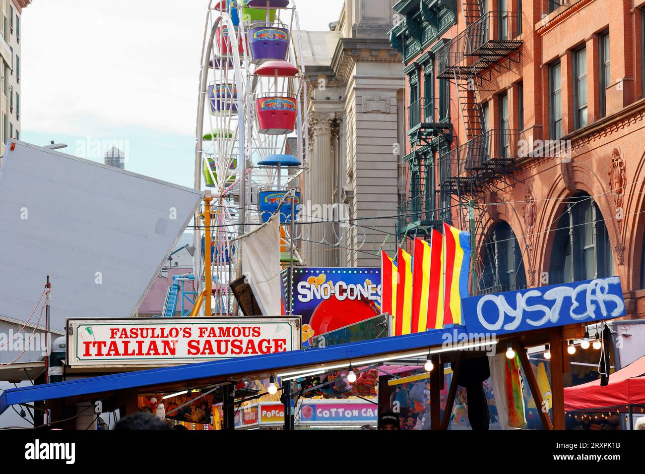 Vergnügungsfahrten, Karnevalsspiele, italienische Wurst und Paprika, Austern und mehr auf der San Gennaro Feast Street Fair in Little Italy, New York City. Stockfoto