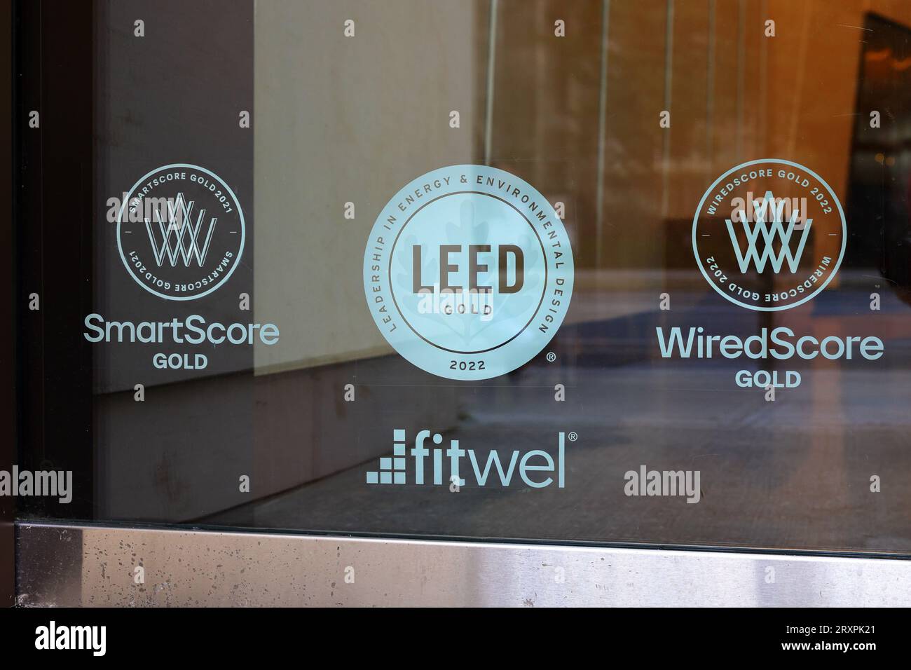 Zertifizierungsstandards und Auszeichnungen für Gebäude, WiredScore Gold, SmartScore Gold, LEED Gold, Fitwel. Stockfoto