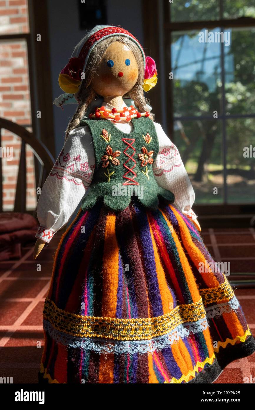 Nahaufnahme einer Puppe in traditionellem polnischen Kostüm, 2023, USA Stockfoto