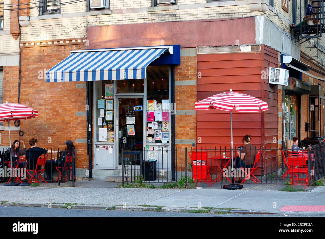 Topos Bookstore, 788 Woodward Ave, Queens, New York. New Yorker Schaufensterfoto eines Buchladencafes in Ridgewood. Stockfoto