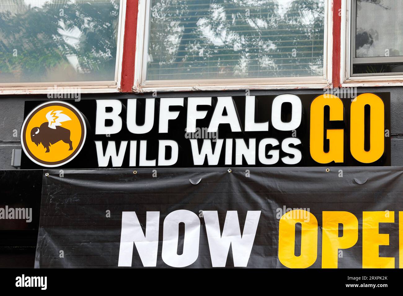 Signage für ein Buffalo Wild Wings GO, eine Fast Food-Version des Sportbar-Restaurants, an einem Standort in New York City. Stockfoto