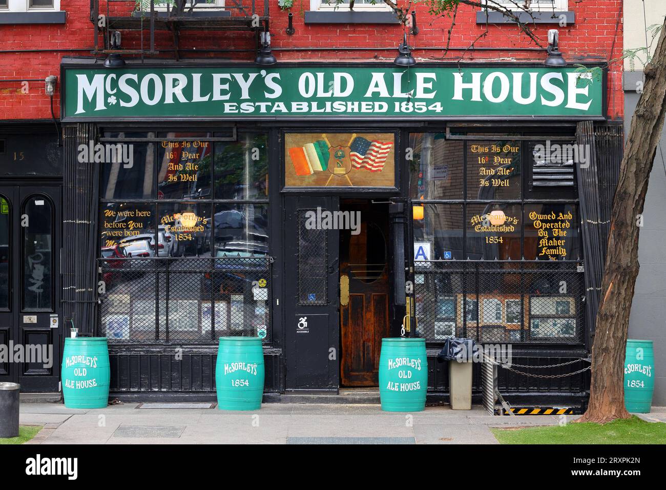 McSorley's Old Ale House, 15 E 7th St, New York. New Yorker Schaufensterfoto einer irischen Bar in Manhattans East Village-Viertel. Stockfoto