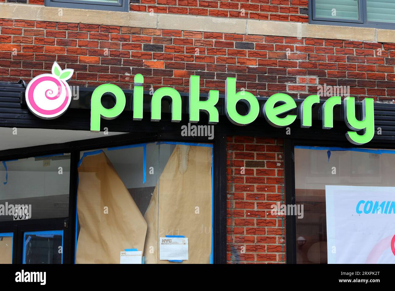 Beschilderung für einen Pinkberry Frozen Joghurt Shop und Franchise an einem Standort in New York City, der bald eröffnet wird. Stockfoto