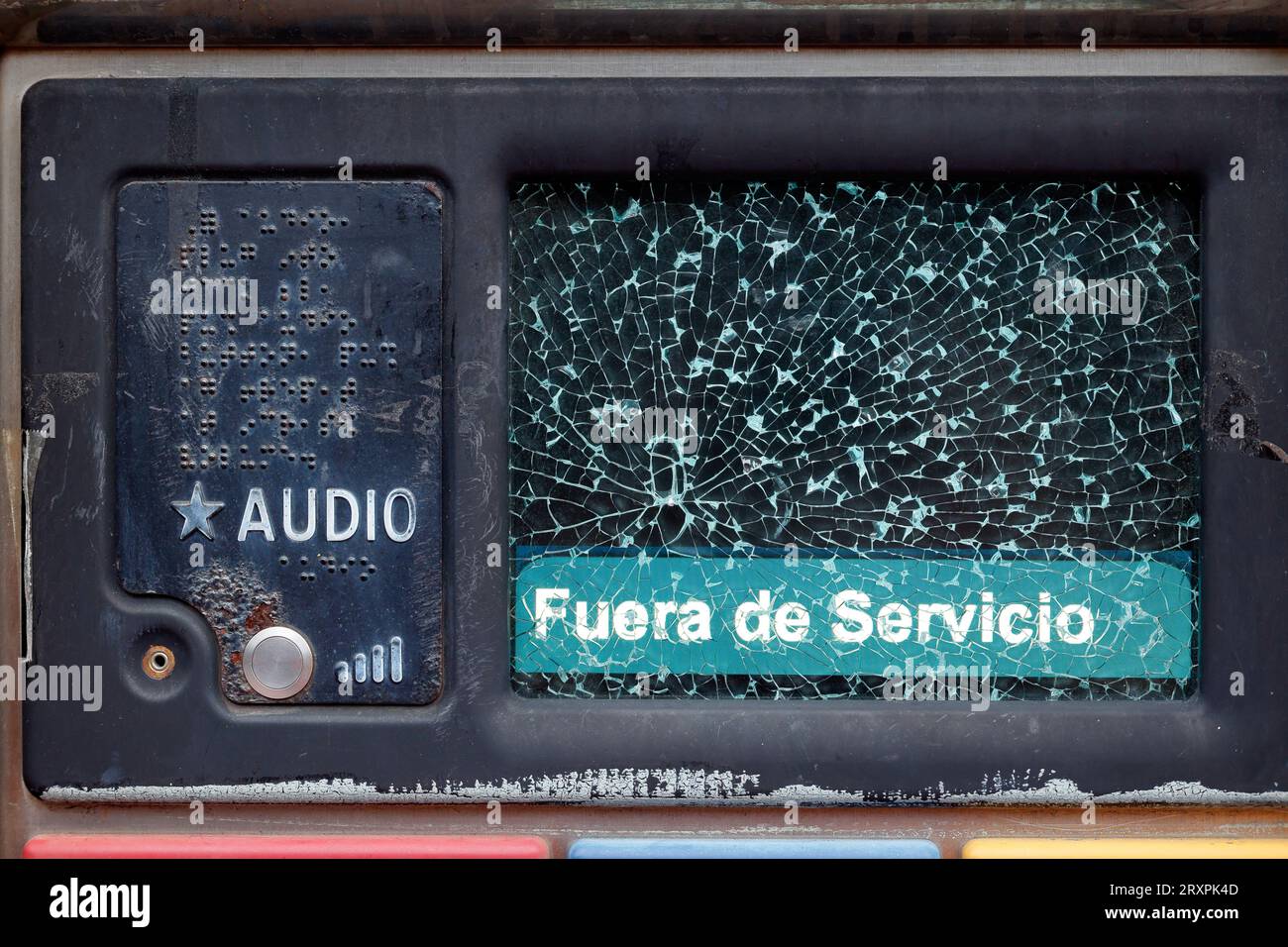 Ein zertrümmerter, vernichteter digitaler Ticketkiosk mit einem Hinweis auf „Fuera de Servicio“, der an einer NYC Transit Select Bushaltestelle in New York City nicht mehr in Betrieb ist. Stockfoto