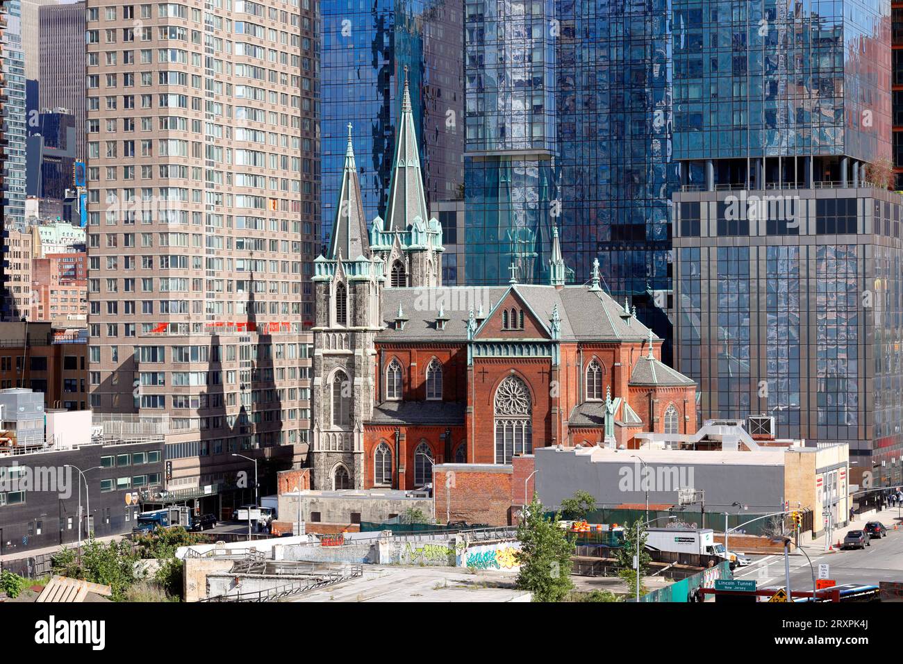 Sts. Cyril & Methodius und St. Raphael Katholische Kirche Kroatische Pfarrei. Eine von Wolkenkratzern umgebene Kirche in Midtown Manhattan, New York City. Stockfoto