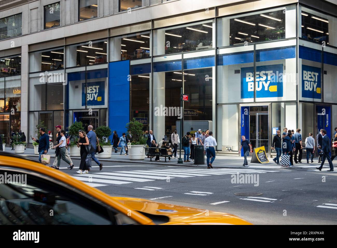 BEST Buy ist ein Einzelhändler für Unterhaltungselektronik in der Fifth Avenue, 2023, Midtown Manhattan, New York City, USA Stockfoto