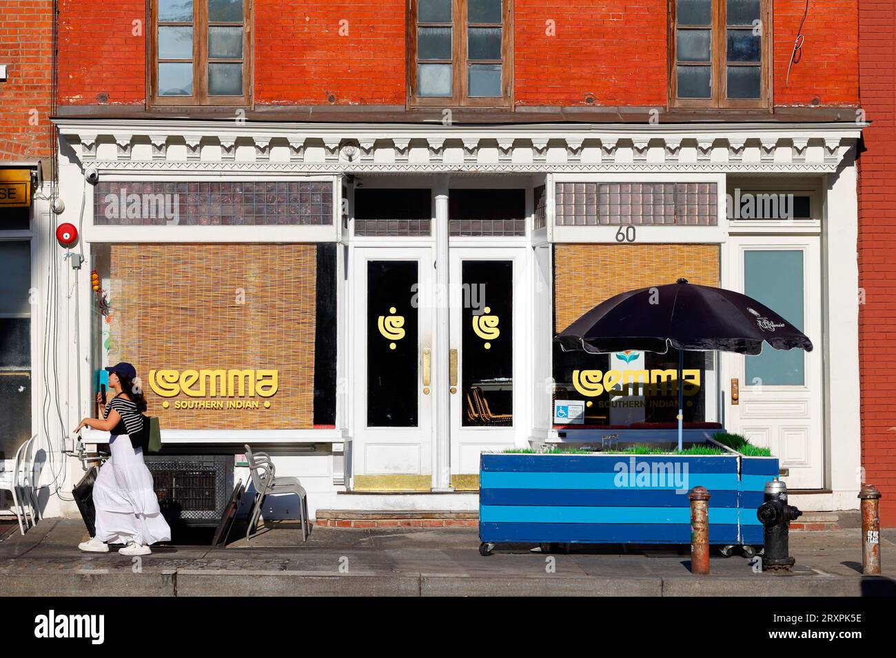 Semma, 60 Greenwich Ave, New York. New Yorker Schaufensterfoto eines südindischen Restaurants im Greenwich Village in Manhattan. Stockfoto