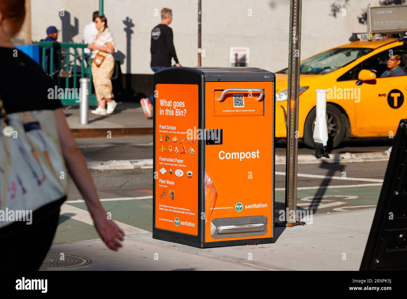 Ein NYC Smart Kompostbehälter in einer Straße in Upper Manhattan, New York City. Diese Sammelbehälter werden über eine App entsperrt. Der Kompostinhalt wird verflüssigt. Stockfoto