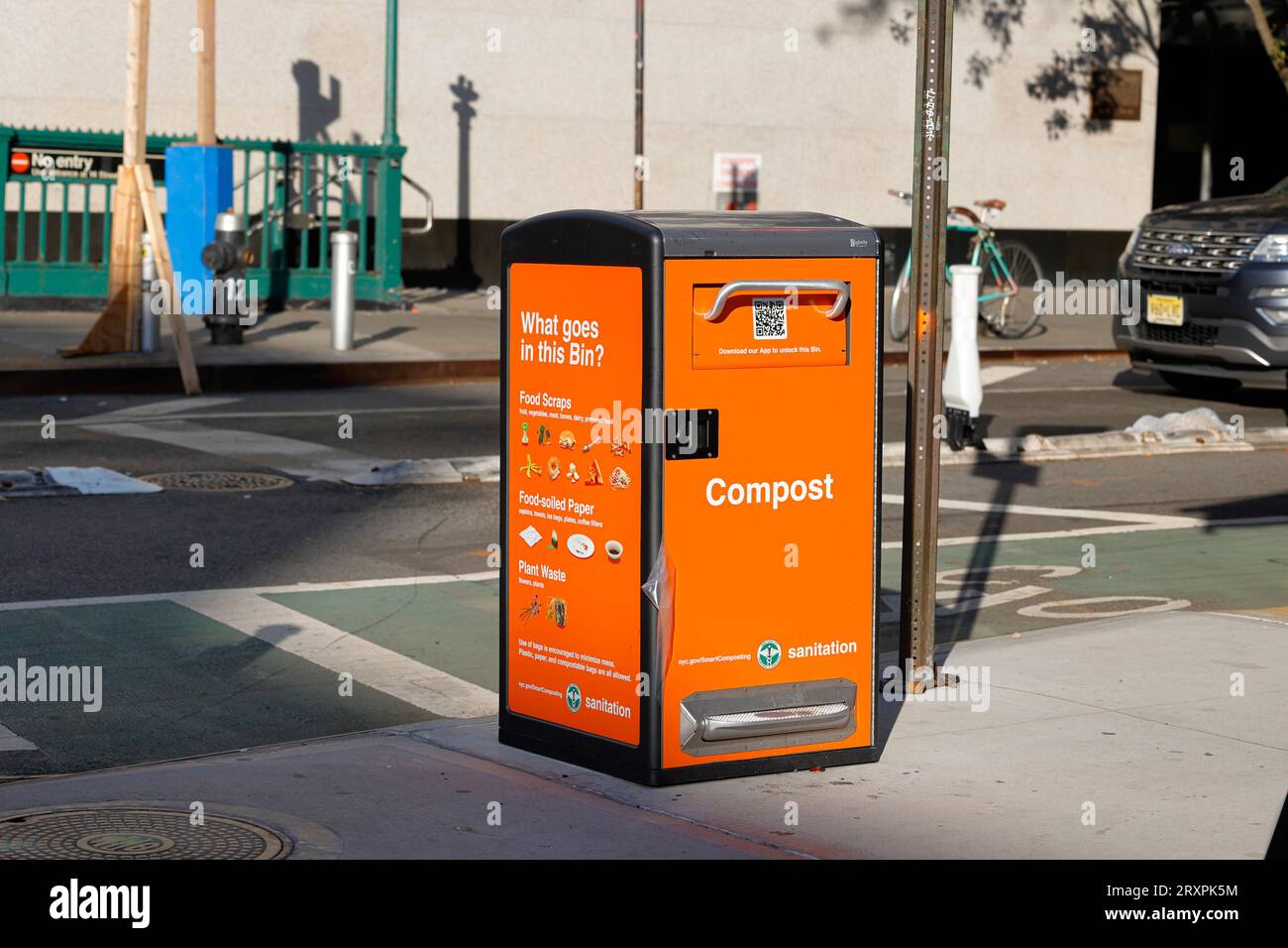Ein NYC Smart Kompostbehälter in einer Straße in Upper Manhattan, New York City. Diese Sammelbehälter werden über eine App entsperrt. Der Kompostinhalt wird verflüssigt. Stockfoto