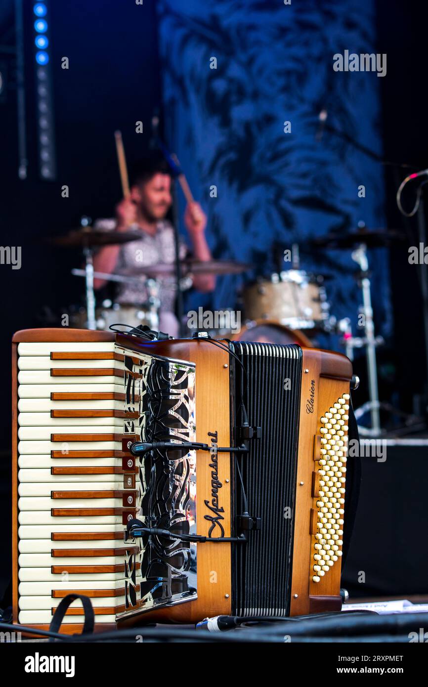 Ein Akkordianer-Sittin auf der Bühne während der Torridons-Performance in der Gathering Inverness, Folk-Rock-Band Torridon. Stockfoto