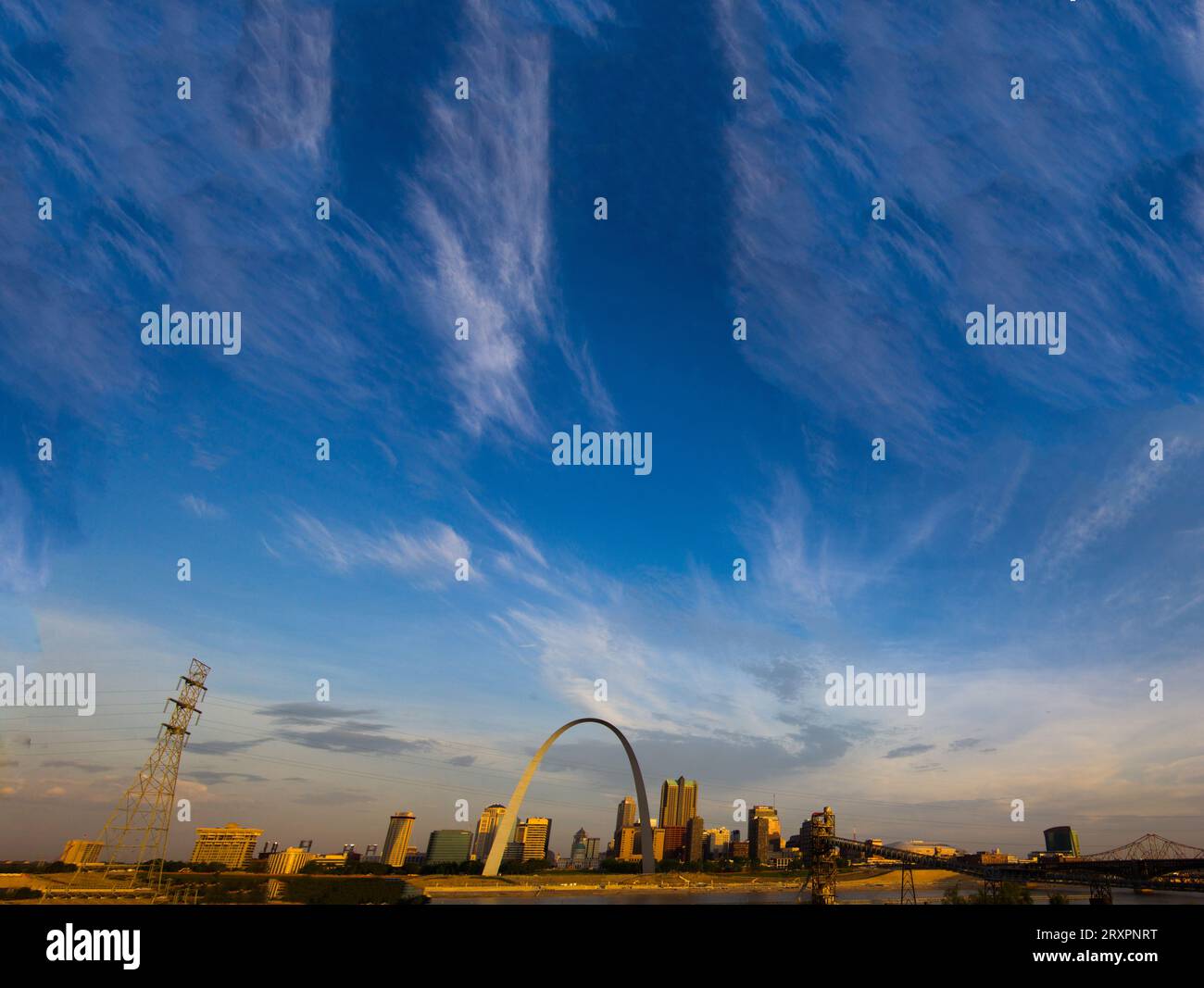 Blick auf die Innenstadt von St. Louis, Missouri mit seinem berühmten Gateway Arch Stockfoto
