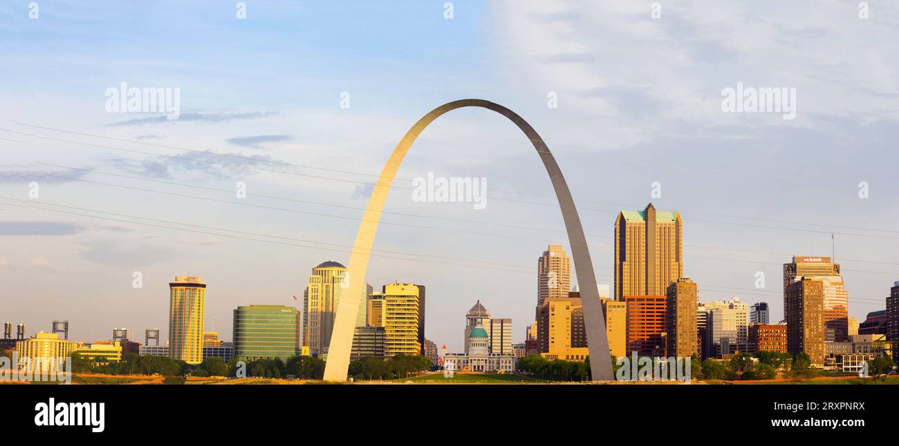 Blick auf die Innenstadt von St. Louis, Missouri mit seinem berühmten Gateway Arch Stockfoto