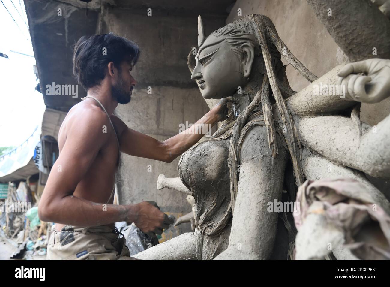 Howrah, Indien. September 2023 26. 26. September 2023, Howrah, Indien: Lehmidol der Hindu-Göttin Durga in Vorbereitung vor dem jährlichen mehrtägigen Durga Puja, der von Freitag, 20. Oktober, bis Dienstag, 24. Oktober 2023 geplant ist. Die Göttin Durga wird in der hinduistischen Mythologie mit Schutz, Kraft, Mutterschaft, Zerstörung und Kriegen in Verbindung gebracht. Am 26. September 2023 in Howrah City, Indien. (Foto: Biswarup Ganguly/Eyepix Group/SIPA USA) Credit: SIPA USA/Alamy Live News Stockfoto