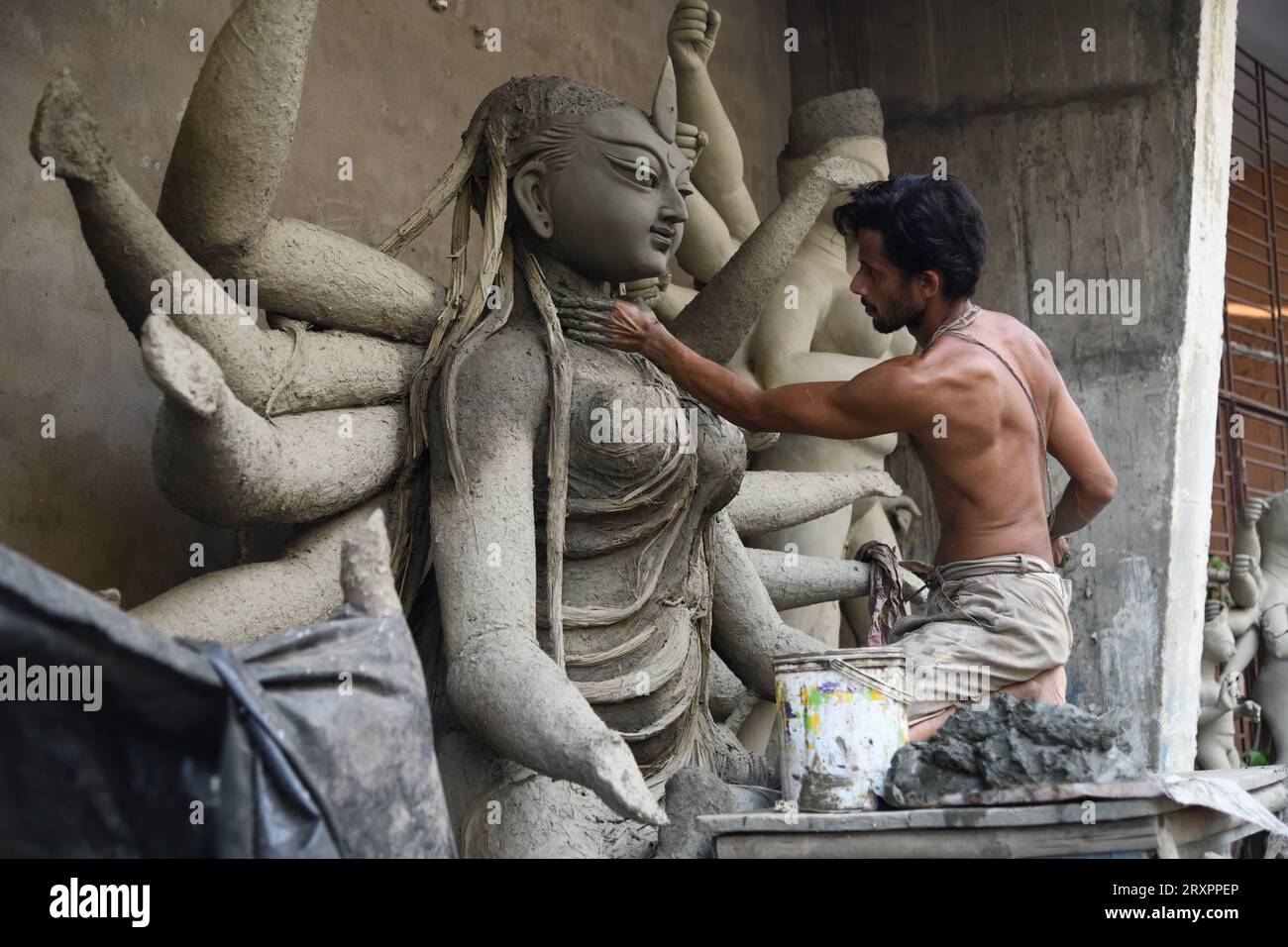 Howrah, Indien. September 2023 26. 26. September 2023, Howrah, Indien: Lehmidol der Hindu-Göttin Durga in Vorbereitung vor dem jährlichen mehrtägigen Durga Puja, der von Freitag, 20. Oktober, bis Dienstag, 24. Oktober 2023 geplant ist. Die Göttin Durga wird in der hinduistischen Mythologie mit Schutz, Kraft, Mutterschaft, Zerstörung und Kriegen in Verbindung gebracht. Am 26. September 2023 in Howrah City, Indien. (Foto: Biswarup Ganguly/Eyepix Group/SIPA USA) Credit: SIPA USA/Alamy Live News Stockfoto