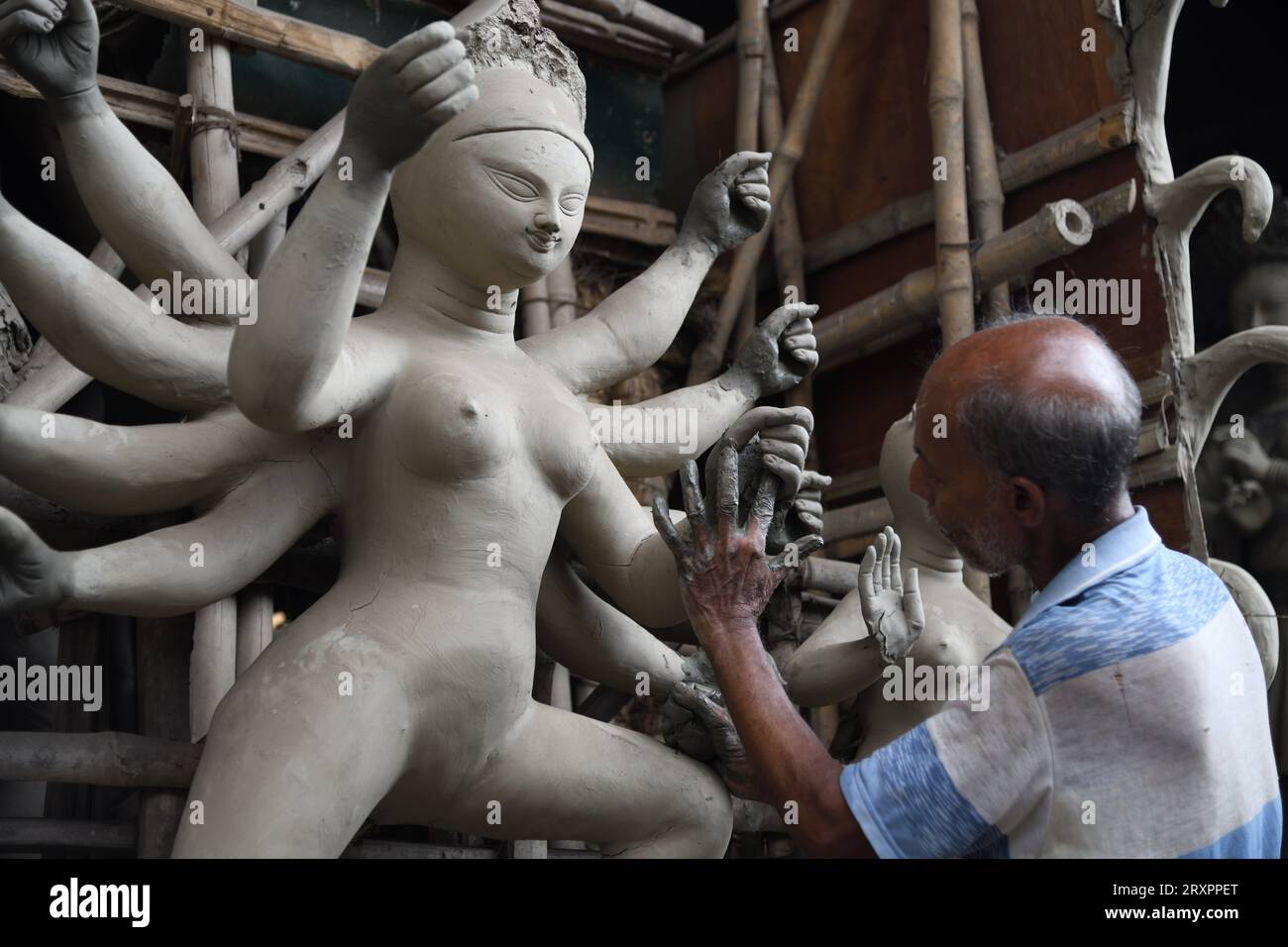 Howrah, Indien. September 2023 26. 26. September 2023, Howrah, Indien: Lehmidol der Hindu-Göttin Durga in Vorbereitung vor dem jährlichen mehrtägigen Durga Puja, der von Freitag, 20. Oktober, bis Dienstag, 24. Oktober 2023 geplant ist. Die Göttin Durga wird in der hinduistischen Mythologie mit Schutz, Kraft, Mutterschaft, Zerstörung und Kriegen in Verbindung gebracht. Am 26. September 2023 in Howrah City, Indien. (Foto: Biswarup Ganguly/Eyepix Group/SIPA USA) Credit: SIPA USA/Alamy Live News Stockfoto