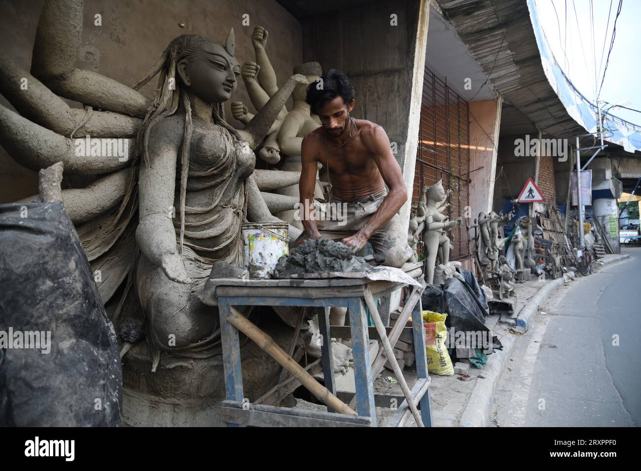 Howrah, Indien. September 2023 26. 26. September 2023, Howrah, Indien: Lehmidol der Hindu-Göttin Durga in Vorbereitung vor dem jährlichen mehrtägigen Durga Puja, der von Freitag, 20. Oktober, bis Dienstag, 24. Oktober 2023 geplant ist. Die Göttin Durga wird in der hinduistischen Mythologie mit Schutz, Kraft, Mutterschaft, Zerstörung und Kriegen in Verbindung gebracht. Am 26. September 2023 in Howrah City, Indien. (Foto: Biswarup Ganguly/Eyepix Group/SIPA USA) Credit: SIPA USA/Alamy Live News Stockfoto