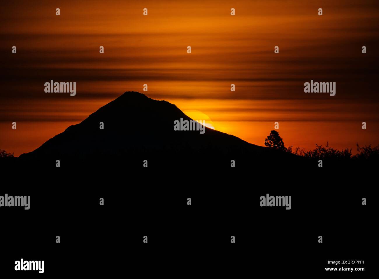 Silhouette der Hügel bei Sonnenuntergang Stockfoto