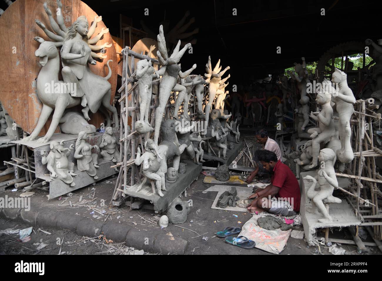 Howrah, Indien. September 2023 26. 26. September 2023, Howrah, Indien: Lehmidol der Hindu-Göttin Durga in Vorbereitung vor dem jährlichen mehrtägigen Durga Puja, der von Freitag, 20. Oktober, bis Dienstag, 24. Oktober 2023 geplant ist. Die Göttin Durga wird in der hinduistischen Mythologie mit Schutz, Kraft, Mutterschaft, Zerstörung und Kriegen in Verbindung gebracht. Am 26. September 2023 in Howrah City, Indien. (Foto: Biswarup Ganguly/Eyepix Group/SIPA USA) Credit: SIPA USA/Alamy Live News Stockfoto