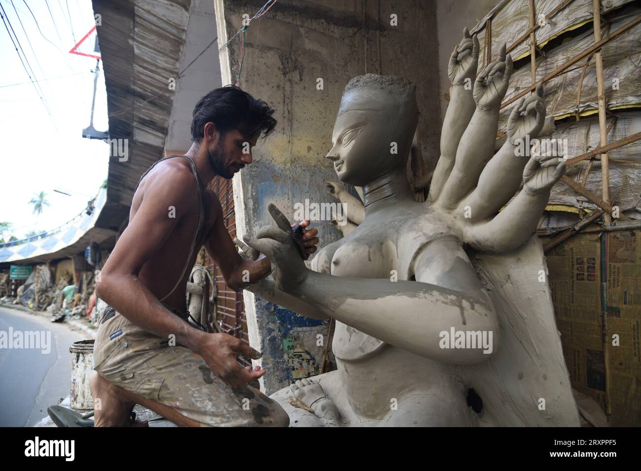 Howrah, Indien. September 2023 26. 26. September 2023, Howrah, Indien: Lehmidol der Hindu-Göttin Durga in Vorbereitung vor dem jährlichen mehrtägigen Durga Puja, der von Freitag, 20. Oktober, bis Dienstag, 24. Oktober 2023 geplant ist. Die Göttin Durga wird in der hinduistischen Mythologie mit Schutz, Kraft, Mutterschaft, Zerstörung und Kriegen in Verbindung gebracht. Am 26. September 2023 in Howrah City, Indien. (Foto: Biswarup Ganguly/Eyepix Group/SIPA USA) Credit: SIPA USA/Alamy Live News Stockfoto