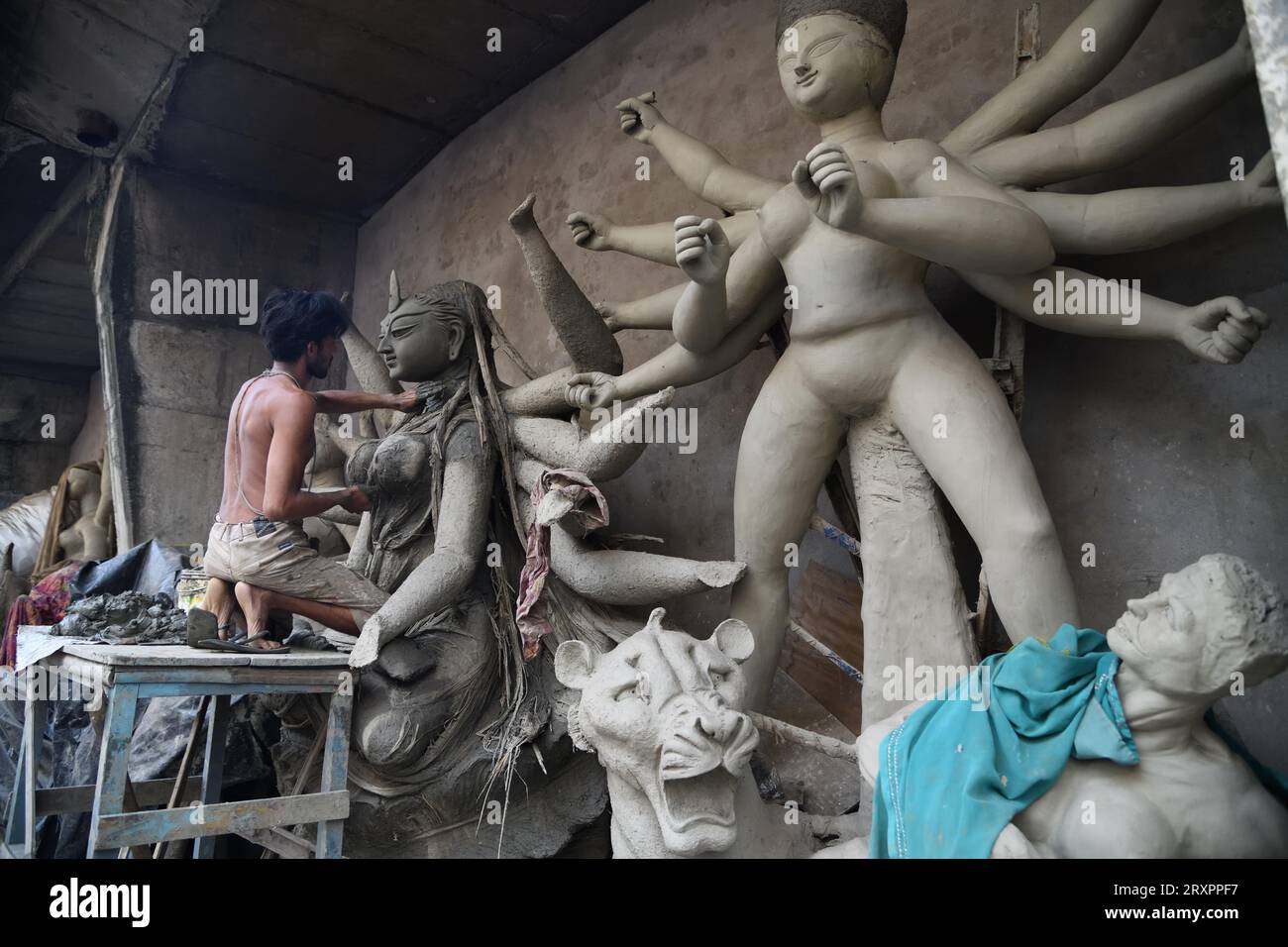 Howrah, Indien. September 2023 26. 26. September 2023, Howrah, Indien: Lehmidol der Hindu-Göttin Durga in Vorbereitung vor dem jährlichen mehrtägigen Durga Puja, der von Freitag, 20. Oktober, bis Dienstag, 24. Oktober 2023 geplant ist. Die Göttin Durga wird in der hinduistischen Mythologie mit Schutz, Kraft, Mutterschaft, Zerstörung und Kriegen in Verbindung gebracht. Am 26. September 2023 in Howrah City, Indien. (Foto: Biswarup Ganguly/Eyepix Group/SIPA USA) Credit: SIPA USA/Alamy Live News Stockfoto