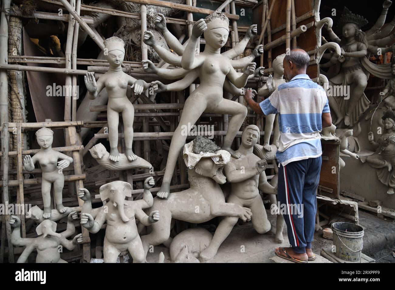 Howrah, Indien. September 2023 26. 26. September 2023, Howrah, Indien: Lehmidol der Hindu-Göttin Durga in Vorbereitung vor dem jährlichen mehrtägigen Durga Puja, der von Freitag, 20. Oktober, bis Dienstag, 24. Oktober 2023 geplant ist. Die Göttin Durga wird in der hinduistischen Mythologie mit Schutz, Kraft, Mutterschaft, Zerstörung und Kriegen in Verbindung gebracht. Am 26. September 2023 in Howrah City, Indien. (Foto: Biswarup Ganguly/Eyepix Group/SIPA USA) Credit: SIPA USA/Alamy Live News Stockfoto