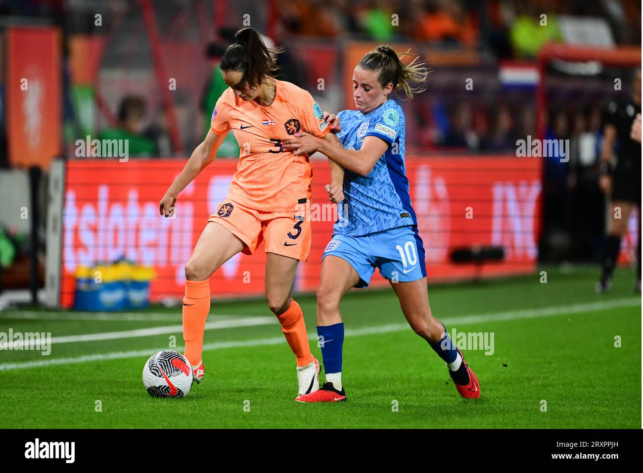 UTRECHT - Caitlin Dijkstra aus den Niederlanden, Ella Toone aus England während des UEFA Nations League-Frauenspiels zwischen den Niederlanden und England im Stadion Galgenwaard am 26. September 2023 in Utrecht, Niederlande. ANP OLAF KRAAK Stockfoto