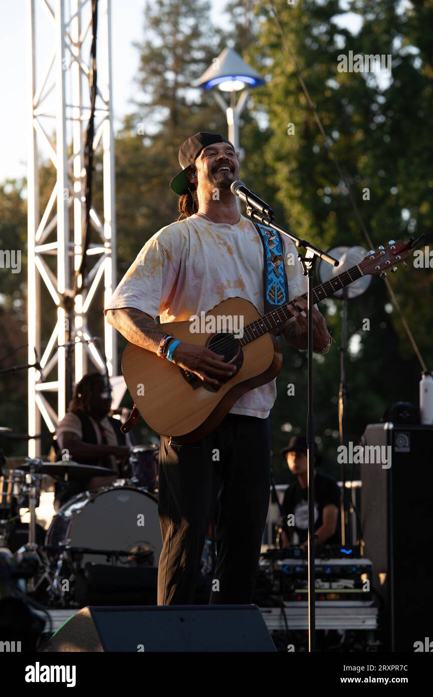 Michael Franti singt während seines Konzerts auf dem kostenlosen Farm-to-Fork Festival, das in der Capitol Mall von Visit Sacramento stattfindet. Stockfoto