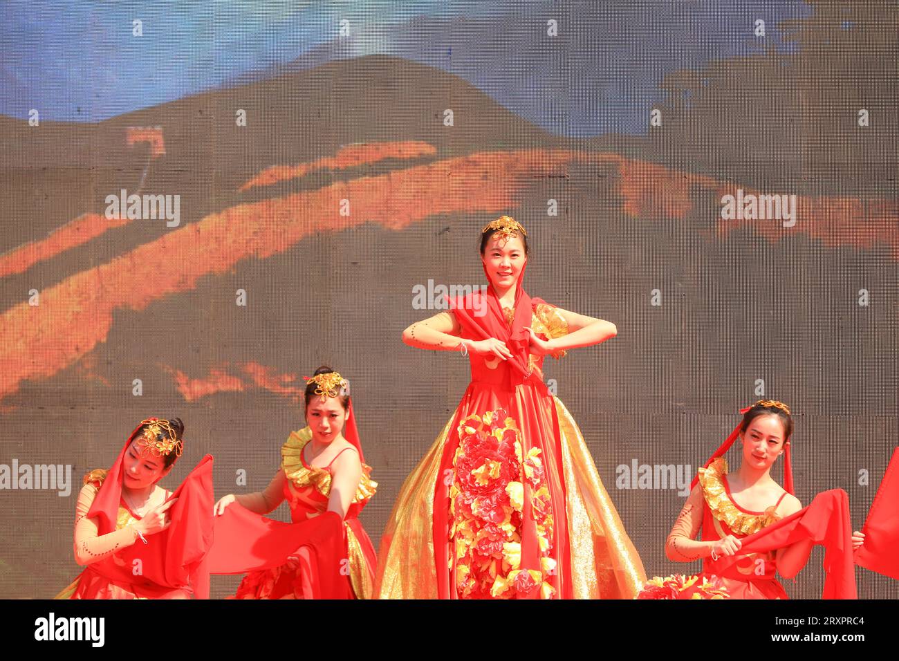 Luannan County, China - 24. April 2023: Eine Tanzvorstellung in einer Factory Condolence Performance in Nordchina Stockfoto