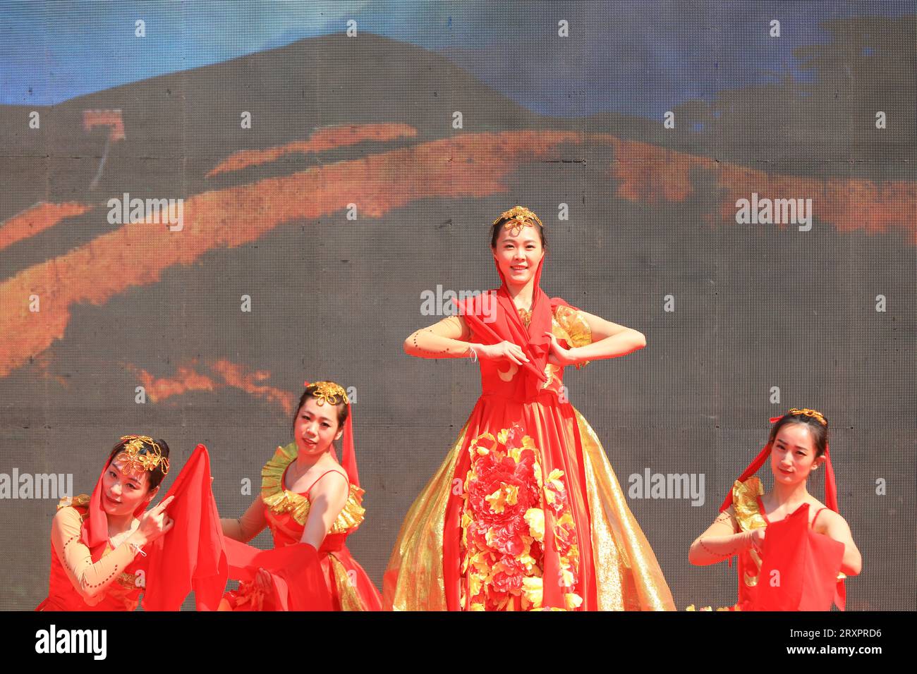 Luannan County, China - 24. April 2023: Eine Tanzvorstellung in einer Factory Condolence Performance in Nordchina Stockfoto