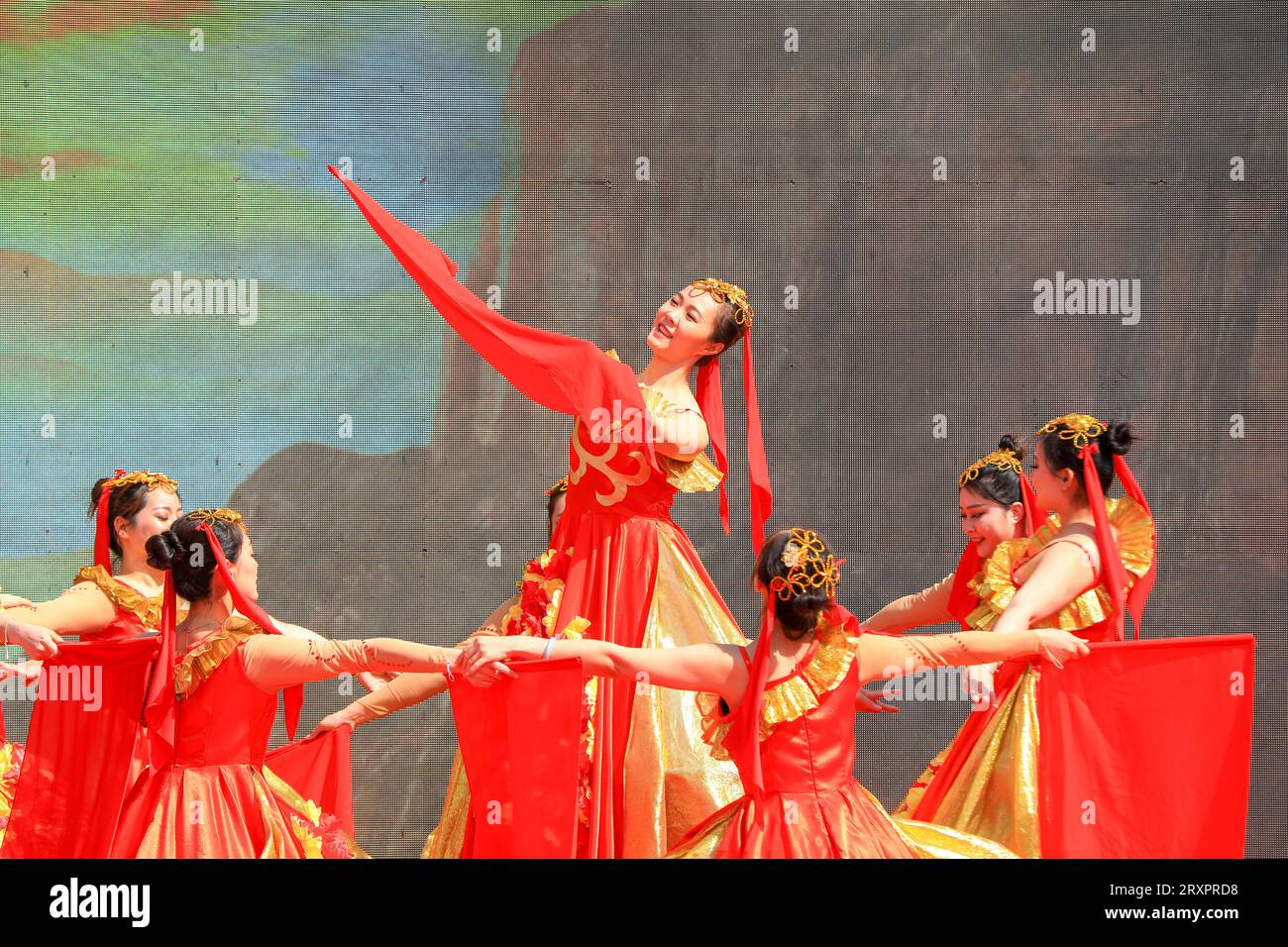 Luannan County, China - 24. April 2023: Eine Tanzvorstellung in einer Factory Condolence Performance in Nordchina Stockfoto