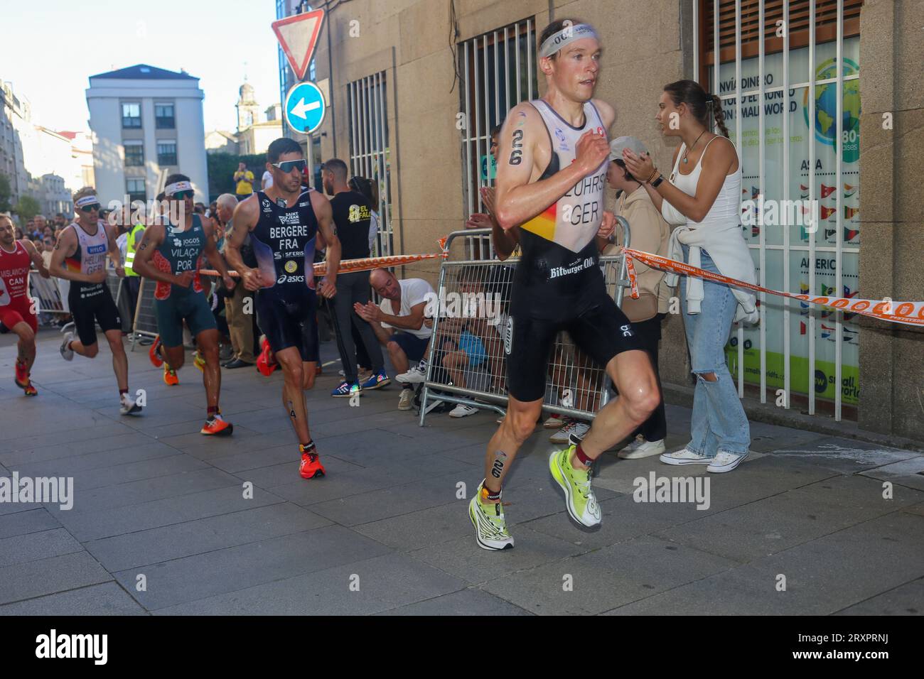 Pontevedra, Spanien. September 2023. Pontevedra, Spanien, 23. September 2023: Der deutsche Triathlet lasse Lührs führt am 23. September 2023 in Pontevedra eine Gruppe bei der Elite Männer Triathlon Weltmeisterschaft 2023 an. (Foto: Alberto Brevers/Pacific Press/SIPA USA) Credit: SIPA USA/Alamy Live News Stockfoto