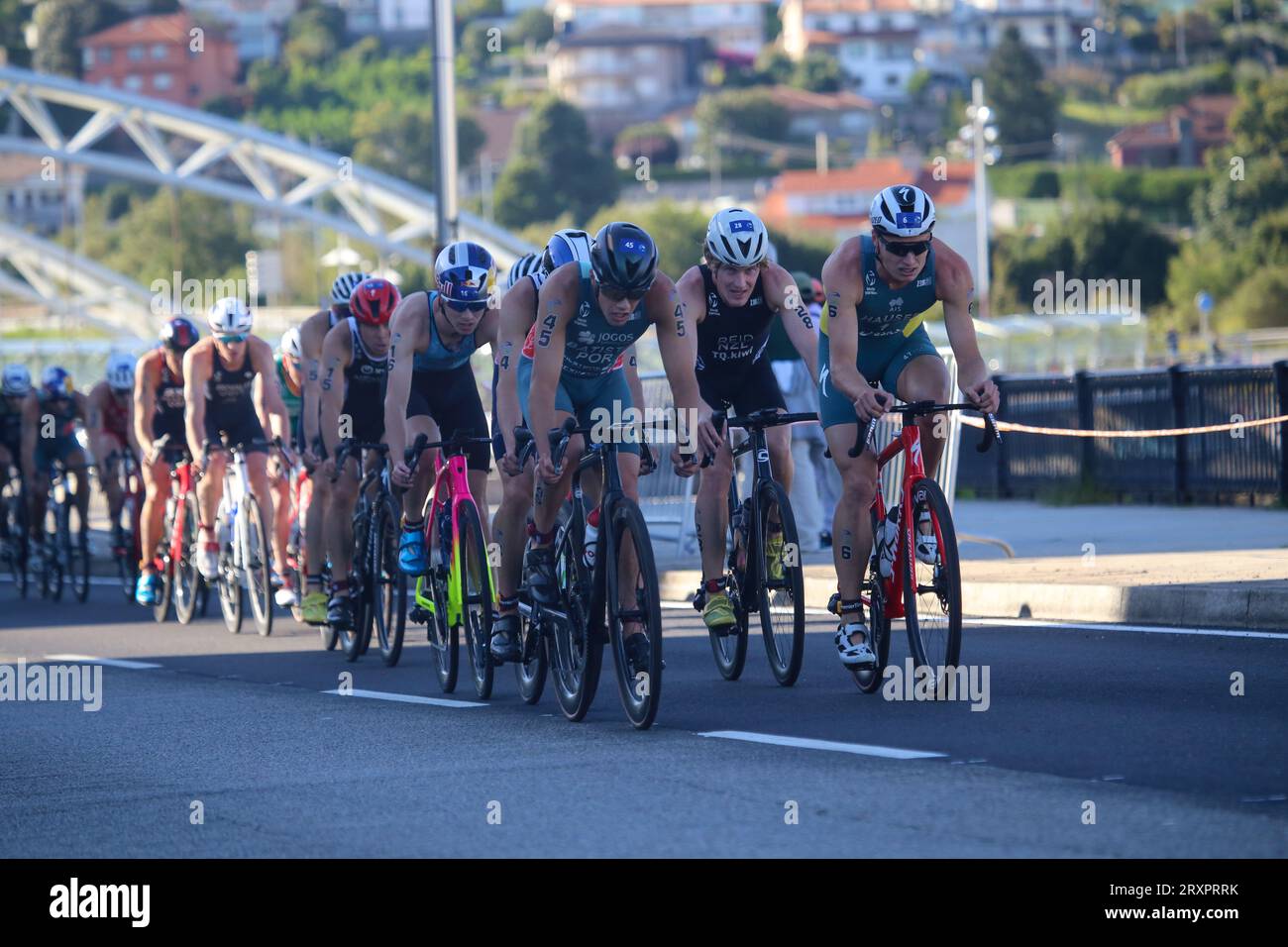 Pontevedra, Spanien. September 2023. Pontevedra, Spanien, 23. September 2023: Der portugiesische Triathlet Ricardo Batista (L) führt die Gruppe zusammen mit Matthew Hauser (R) bei der Elite-Männer-Triathlon-Weltmeisterschaft 2023 am 23. September 2023 in Pontevedra (Spanien) an. (Foto: Alberto Brevers/Pacific Press/SIPA USA) Credit: SIPA USA/Alamy Live News Stockfoto