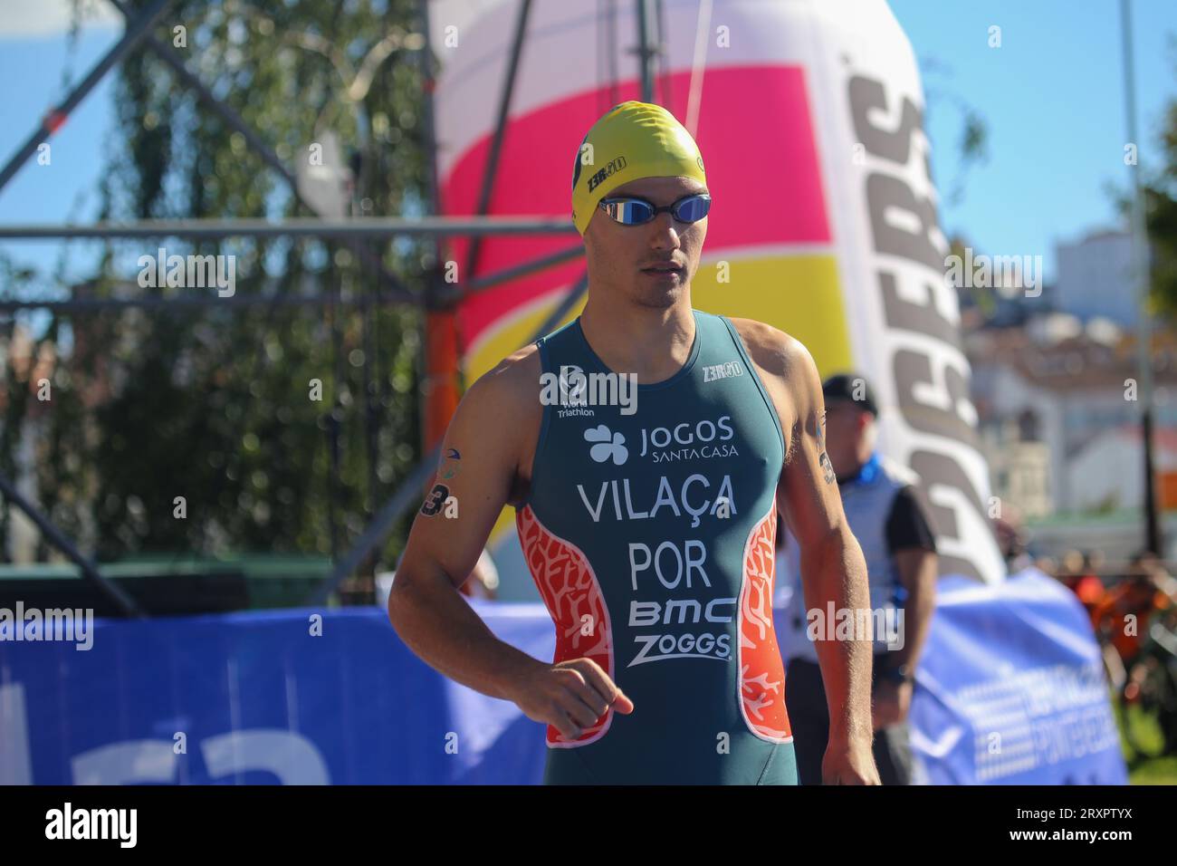 Pontevedra, Spanien. September 2023. Pontevedra, Spanien, 23. September 2023: Der portugiesische Triathlet Vasco Vilaca geht am 23. September 2023 in Pontevedra, Spanien, an den Startplatz der Elite-Männer-Triathlon-Weltmeisterschaft 2023. (Foto: Alberto Brevers/Pacific Press/SIPA USA) Credit: SIPA USA/Alamy Live News Stockfoto