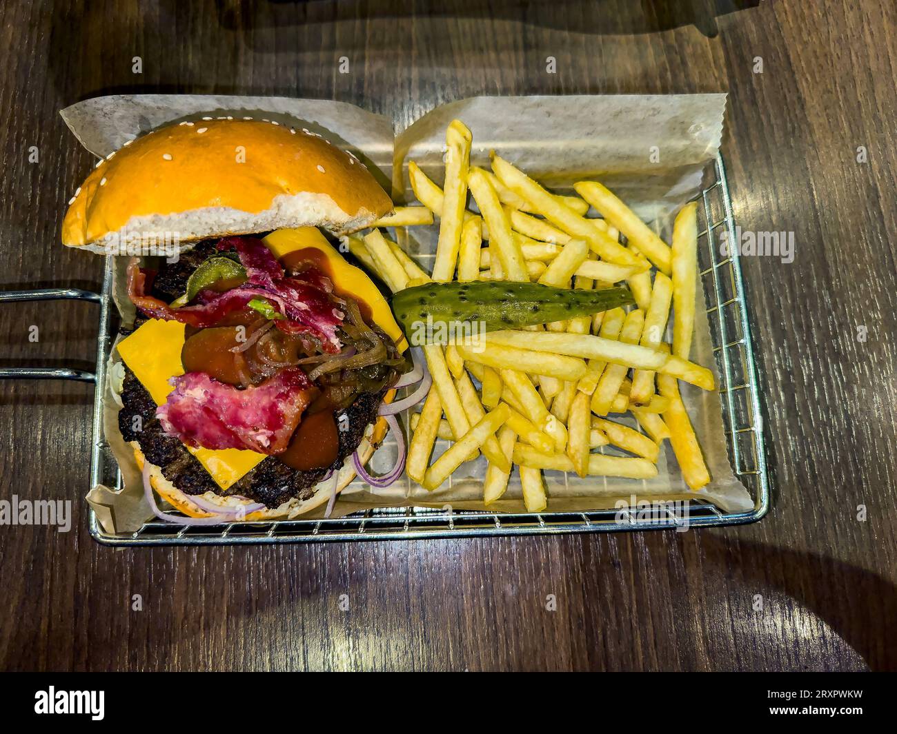 Köstlicher Hamburger mit Pommes frites. Stockfoto