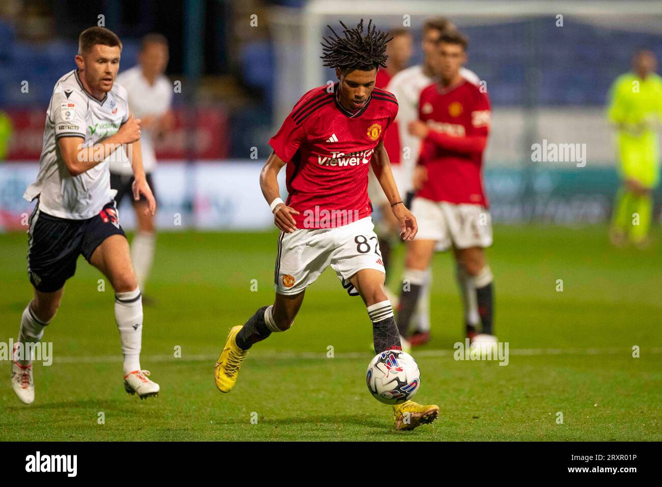 Ethan Williams #82 von Manchester United im Besitz des Balls während des EFL-Trophäenspiels zwischen Bolton Wanderers und Manchester United im Toughsheet Stadium, Bolton am Dienstag, den 26. September 2023. (Foto: Mike Morese | MI News) Credit: MI News & Sport /Alamy Live News Stockfoto