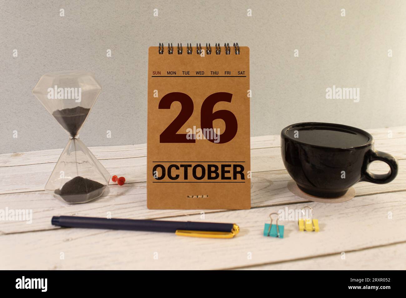 Oktober 26. Oktober 26 Holzwürfelkalender mit unscharfen Objekten auf dem Hintergrund Stockfoto