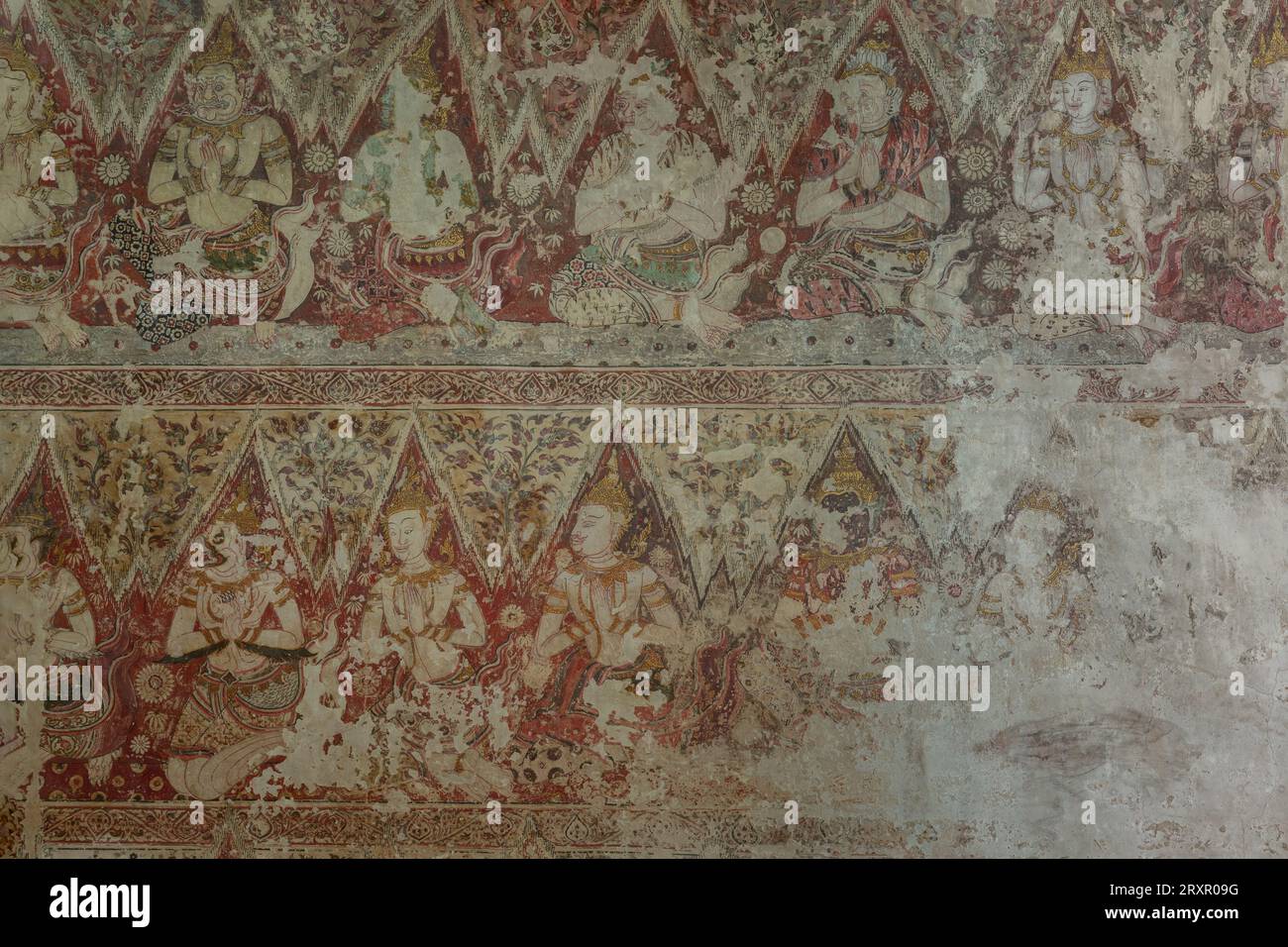 Phetchaburi, Thailand - 14. Mai 2022 - das antike thailändische Wandgemälde (Wandmalerei) beschädigt im Inneren der thailändischen Kirche im Wat yai Suwannaram Tempel. O Stockfoto