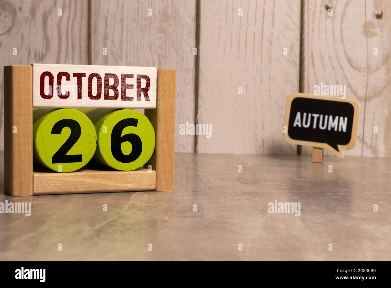 Oktober 26. Oktober 26 Holzwürfelkalender mit unscharfen Objekten auf dem Hintergrund Stockfoto