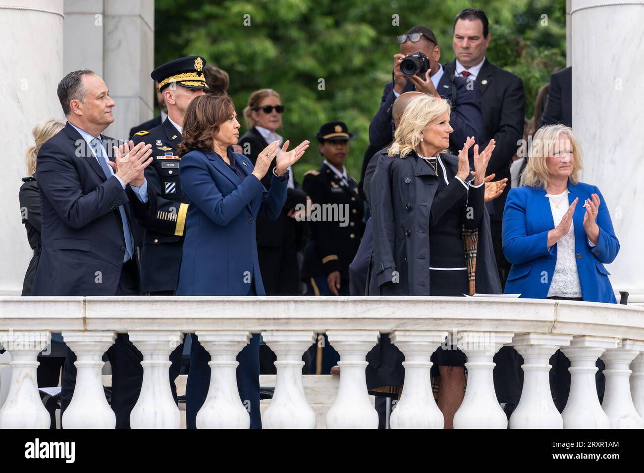 Usa. 29. Mai 2023. Zweiter Gentleman Doug Emhoff, Vizepräsidentin Kamala Harris, First Lady Jill Biden und Hollyanne Milley, Ehefrau des Vorsitzenden der Joint Chiefs General Mark Milley, applaudierten während der 155. National Memorial Day Observance Montag, 29. Mai 2023, im Memorial Amphitheater auf dem Arlington National Cemetery in Arlington, Virginia. (Foto von Cameron Smith) (Bild: © White House/ZUMA Press Wire) NUR REDAKTIONELLE VERWENDUNG! Nicht für kommerzielle ZWECKE! Stockfoto