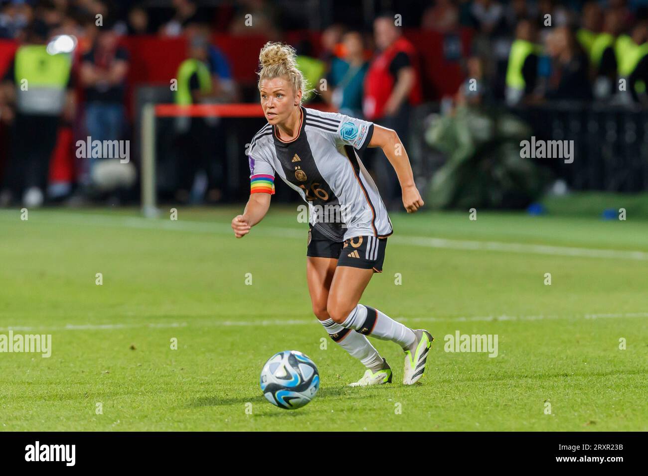 Bochum, Deutschland. September 2023 26. Linda Dallmann (GER, 16); Freisteller, Einzelbild, Aktion, Action, 26.09.2023, Bochum (Deutschland), Fussball, UEFA Women's Nations League, Deutschland - Insel, DFB/DFL-VORSCHRIFTEN VERBIETEN DIE VERWENDUNG VON FOTOS ALS BILDSEQUENZEN UND/ODER QUASI-VIDEO. Quelle: dpa/Alamy Live News Stockfoto