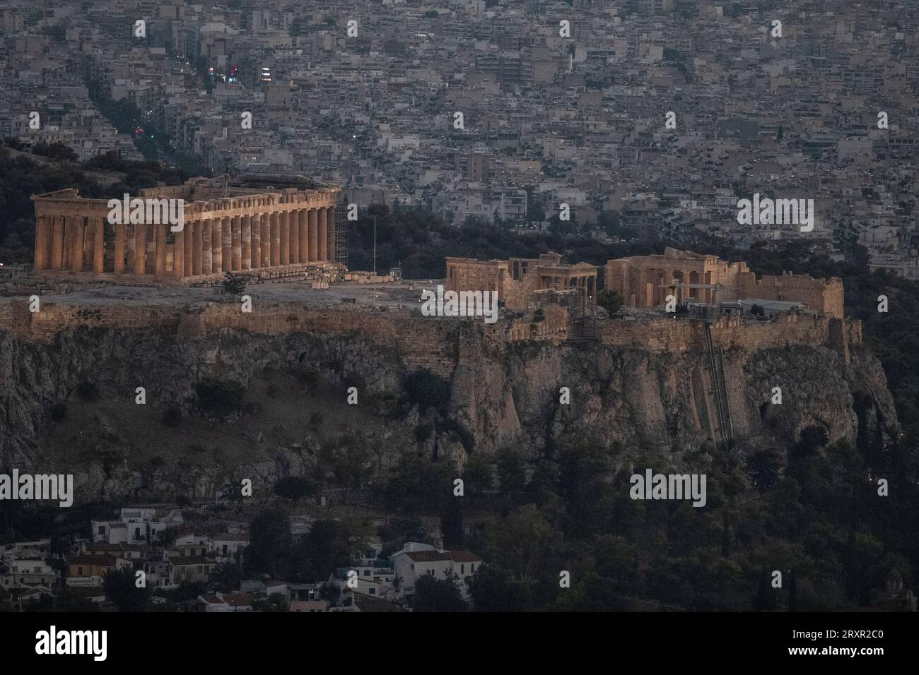 Sonnenuntergang in Athen, Blick vom Lycabettus Berg mit der Akropolis und dem Parthenon bei Dämmerung. Griechenland Stockfoto