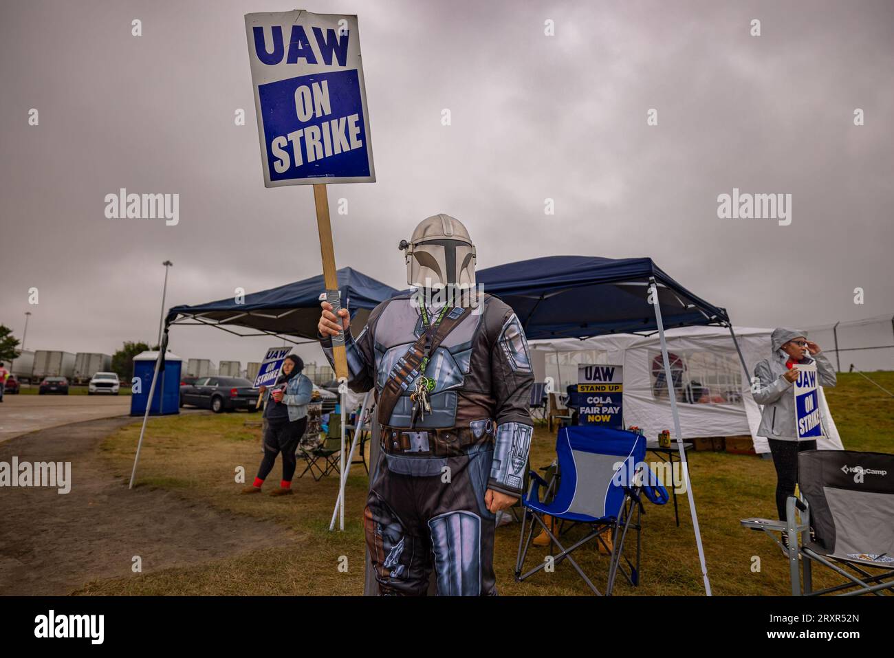 Toledo, Ohio, USA. September 2023 25. Mitglieder des United Auto Workers aus Toledo am 25. September 2023 in Toledo, Ohio, streiken 12 Gewerkschaftsmitglieder im Stellantis Auto-Werk. Â Mitarbeiter der UAW im Nordosten von Ohio haben sich Tausenden im ganzen Land angeschlossen, die einen Streik gegen die Big Three automakersÂ Ford, General Motors, und Stellantis gleichzeitig. (Bild: © Michaal Nigro/Pacific Press über ZUMA Press Wire) NUR REDAKTIONELLE VERWENDUNG! Nicht für kommerzielle ZWECKE! Stockfoto